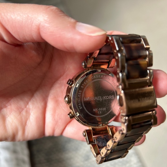 Michael Kors Rose Gold and Tortoise Resin Women’s Watch GUC - Picture 5 of 6